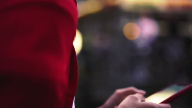 Nahaufnahme-der-weiblichen-Person-mit-Handy-App-für-online-chatten,-Frauenhände-halten-Smartphone-mit-4G-Internet-verbunden,-während-eingabeauf-Bildschirm-TEXTnachricht