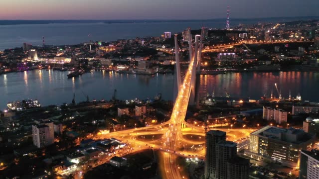 Wladiwostok,-Russland.-Luftaufnahme-der-Nachtlandschaft-mit-Blick-auf-die-Goldene-Brücke.