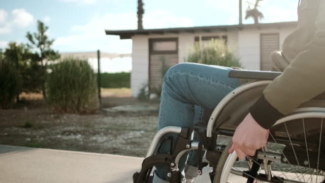 Behinderter-Mann-im-Freien
