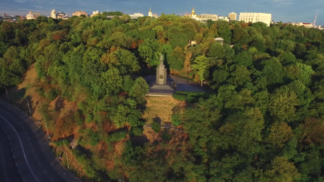 Monumento-a-la-vista-aérea-Príncipe-Vladimir-en-el-parque-de-verano-en-el-paisaje-de-la-ciudad-de-Kiev.