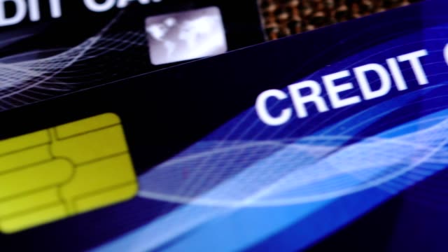 Close-up-Kreditkarte-Lagervideo
,Computer-Chip,Zahlen-und-Finanzen-Sicherheit-Konzept.-gefälschte-Kreditkartenherstellung-für-Lager-und-gefälschte-ID