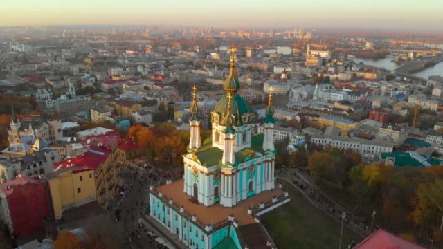 Luftaufnahme-der-Andreaskirche-bei-Sonnenuntergang,-Kiew