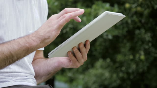 Mann-berühren-Bildschirm-auf-modernen-digitalen-Tablet-PC