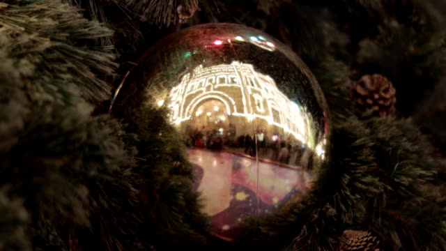 GUM's-reflection-on-Christmas-tree