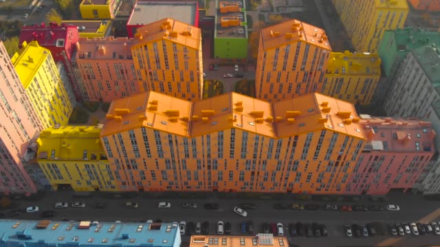 Vista-aérea-del-distrito-de-casas-coloridas-en-Kiev