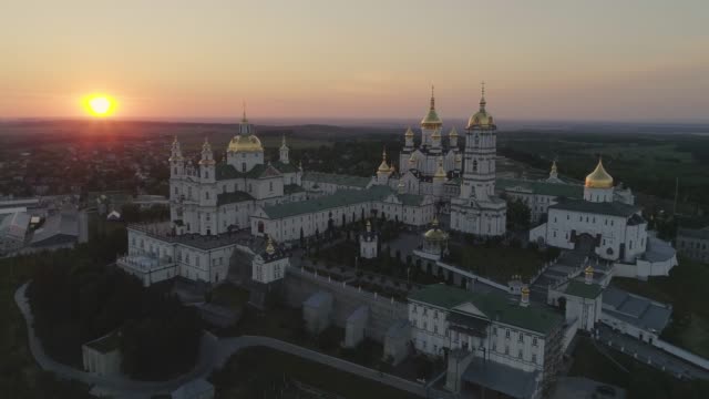 Luftaufnahme-des-Heiligen-Dormition-Pochayiv-Lavra,-einem-orthodoxen-Kloster-in-der-Oblast-Ternopil-in-der-Ukraine.-Osteuropa