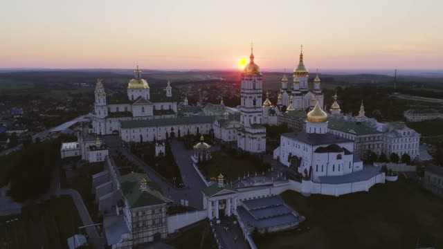 Vista-aérea-de-la-Santa-Dormición-Pochayiv-Lavra,-un-monasterio-ortodoxo-en-el-óblast-de-Ternopil-de-Ucrania.-Europa-del-Este