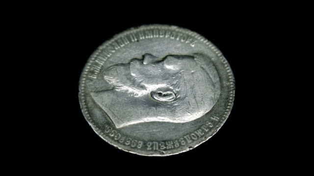 Russische-alte-seltene-Münze-mit-Kaiser-Nikolaus-ii-rotiert-auf-schwarzem-Hintergrund.-Makro.-Closeup