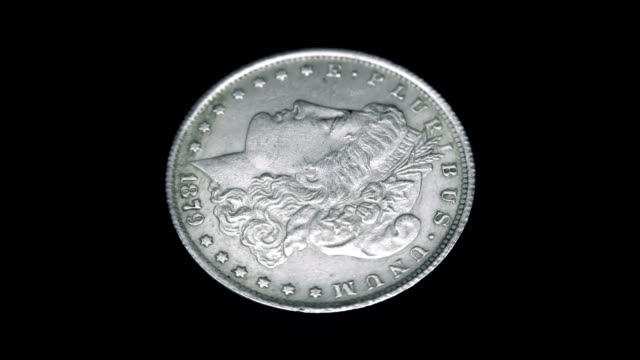 Amerikanische-Münze-ein-Dollar-1879-Release-rotiert-auf-schwarzem-Hintergrund.-Makro.-Closeup