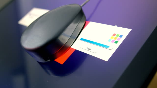 El-monitor-LED-se-calibra-mostrando-el-tono-panorámico-para-mostrar-los-colores-correctos-en-la-pantalla