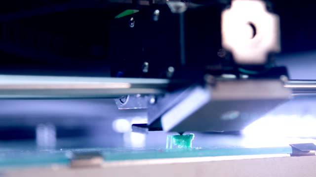 Eine-3D-Drucker-schafft-eine-Form