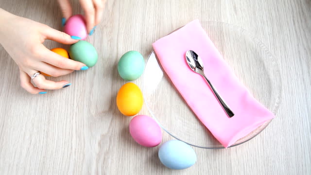 Recuéstese-bellamente-color-huevos-de-Pascua-sobre-la-mesa.