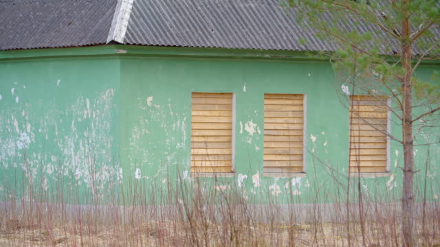 Una-antigua-casa-abandonada-con-la-pintura-verde