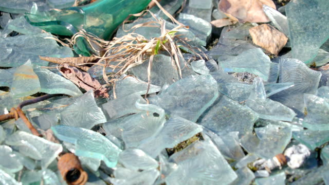 Pedazos-de-vidrios-rotos-esparcidos-en-el-suelo