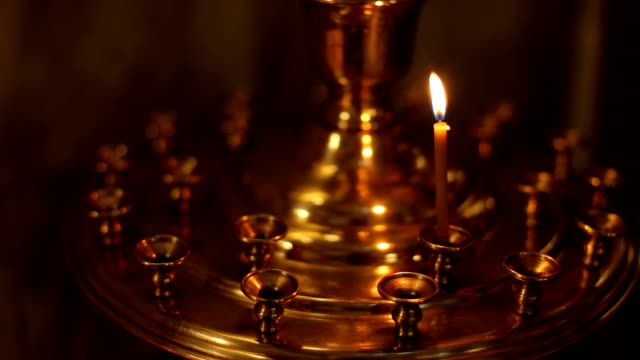 Es-ist-eine-Kerze-brennen-in-der-orthodoxen-Kirche.