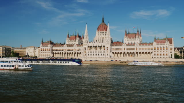 Verkehr-der-Schiffe-auf-der-Donau-vor-dem-Hintergrund-des-ungarischen-Parlamentsgebäudes