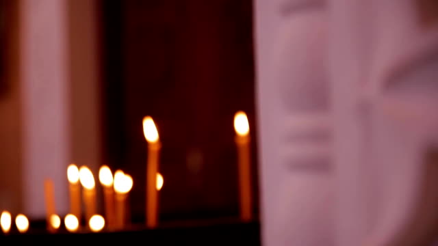Innerhalb-der-orthodoxen-Kirche-Kerzen-sind-ans-brennende-Menschen-Licht-einer-Kerze-Symbol-in-der-Kirche