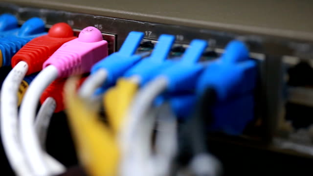 Sala-de-servidores-de-red-tecnología-centro-con-cables-de-red.