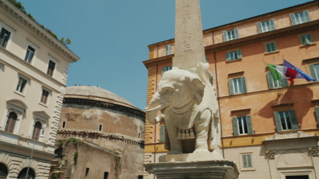 Elefante-de-Berninis-en-Piazza-della-Minerva.-Tiro-de-Steadicam