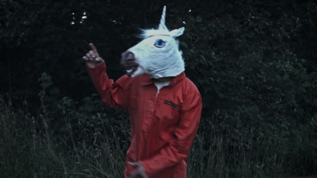 4K-Halloween-Mann-mit-Einhorn-Pferd-Maske-tanzen
