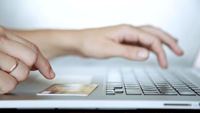 Pagando-con-tarjeta-de-crédito-en-línea,-compras