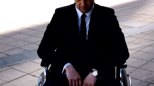 Epische-Schuss-der-schweren-kaukasischen-Geschäftsmann-in-einem-Rollstuhl-im-freien