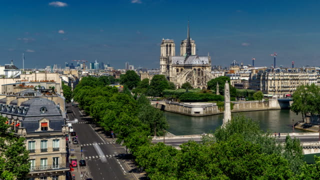Paris-Panorama-mit-Cite-Insel-und-Kathedrale-Notre-Dame-de-Paris-Zeitraffer-von-der-Aussichtsplattform-des-Institut-du-Monde-Arabe.-Frankreich