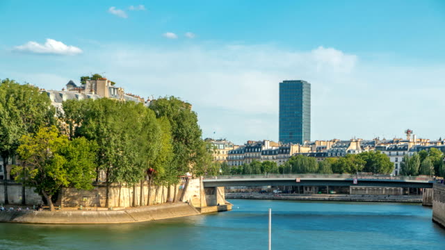 Embankment-of-the-river-Seine-near-Notre-Dame-with-Saint-Louis-bridge-timelapse