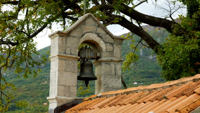 Kapelle-auf-dem-Friedhof-mit-einem-Glockenturm-und-einer-großen