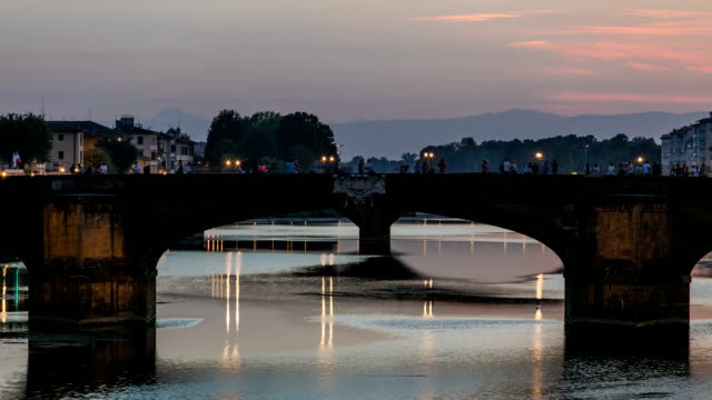 Dämmerung-Himmel-Szene-von-Ponte-Santa-Trinita-Heilige-Dreifaltigkeit-Brücke-Tag-zu-Nacht-Zeitraffer-über-Fluss-Arno