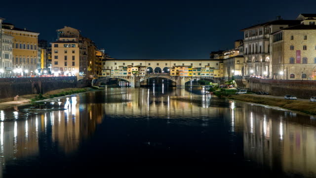 Famoso-Ponte-Vecchio-puente-timelapse-sobre-el-río-Arno-en-Florencia,-Italia,-encendido-para-arriba-por-la-noche
