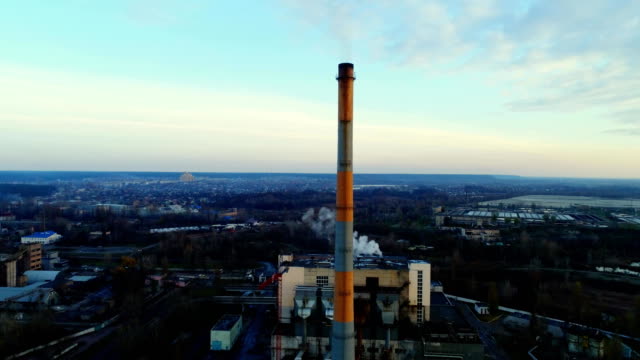 Müllverbrennungsanlage.-Müllverbrennungsanlage-Pflanze-mit-Schornstein-Rauchen.-Das-Problem-der-Umweltverschmutzung-durch-Fabriken.