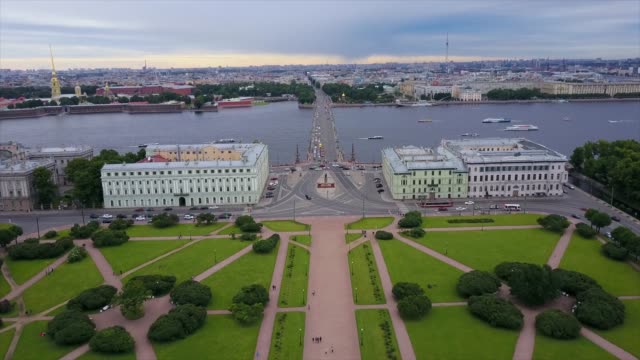Russland-bewölkten-Tag-Sankt-Petersburg-Bereich-der-Mars-am-Fluss-Brücke-aerial-Panorama-4k