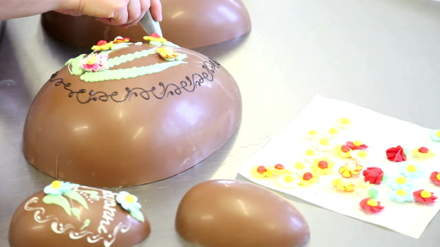 chef-de-pastelería-de-la-manos-de-Pascua-huevos-de-chocolate-decorar