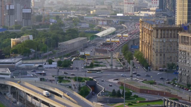 Rusia-las-noches-de-verano-tráfico-de-la-ciudad-de-Moscú-del-tercer-anillo-panorama-aéreo-carretera-4k