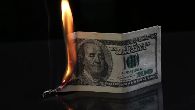 Dollarschein-in-Flammen.-Amerikanisches-Geld-verbrennen-auf-schwarzem-Hintergrund.