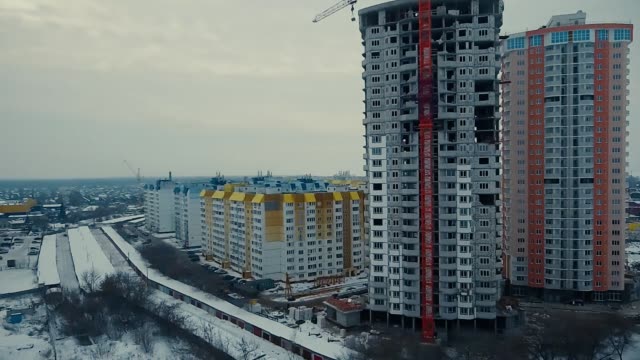 Zwei-mehrstöckige-Gebäude-im-winter