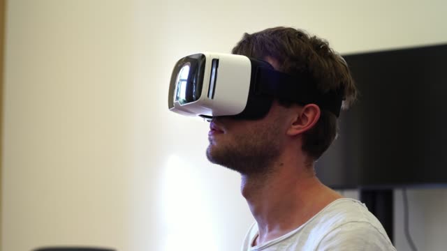 Mann-trägt-Vr-virtuelle-Realität-Gläser-verwenden-Goggles-Kopfhörer-im-Büro.