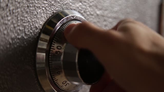 Locking-and-then-opening-a-safe---close-up-on-dial