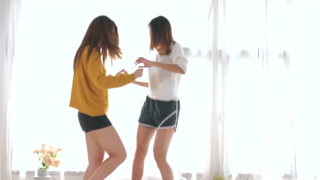 Asiatische-Lesben-Paare-tanzen-auf-Bett,-tanzen-Teenage-Girls-mit-Fun,-Fun-Aktivität-von-zwei-Mädchen-im-Schlafzimmer.