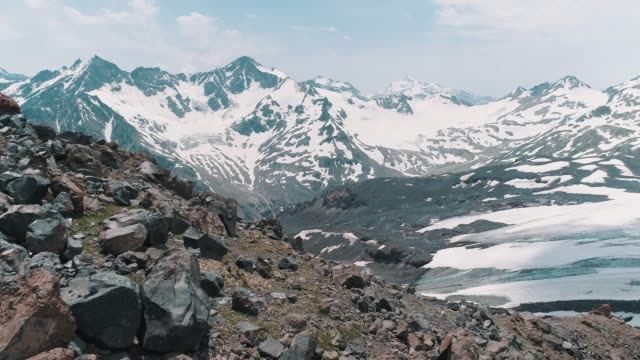 Toma-aérea-de-la-asombrosa-naturaleza-paisaje-nevados-picos-rocosos