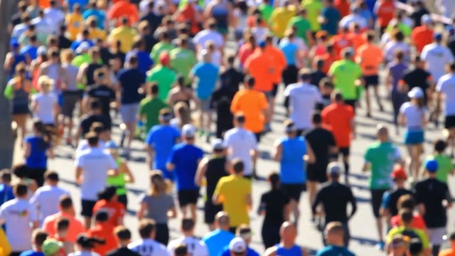 Gente-de-maratón-de-la-ciudad-corriendo