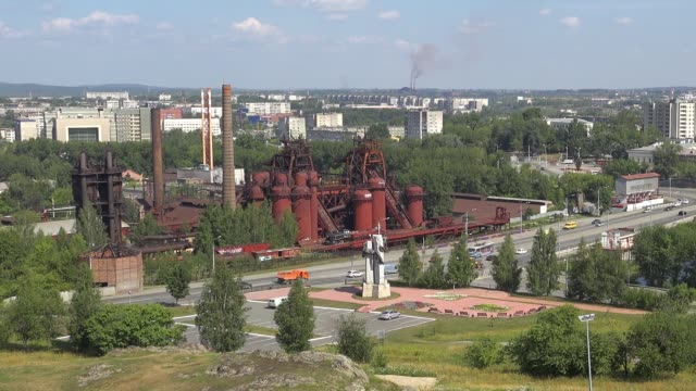 Ansicht-von-Nizhny-Tagil-Industrielandschaft-mit-alten-metallurgische-Fabrik-und-Skulptur-Stahlhersteller