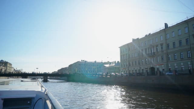 Excursiones-acuáticas-a-lo-largo-de-los-ríos-y-canales-de-San-Petersburgo.