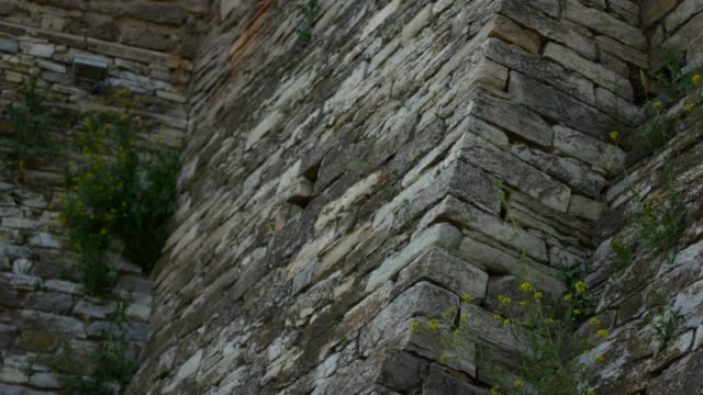 Viejo-muro-de-piedra-en-un-antiguo-castillo