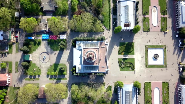 Slow-Motion-und-Videodreh-strikt-nach-oben-aus-der-Drohne-über-den-zentralen-Pavillon-von-dem-National-Exhibition-Centre-in-Kiew,-Ukraine.-Blick-vom-Drohne-in-FullHD-hochauflösendes-video