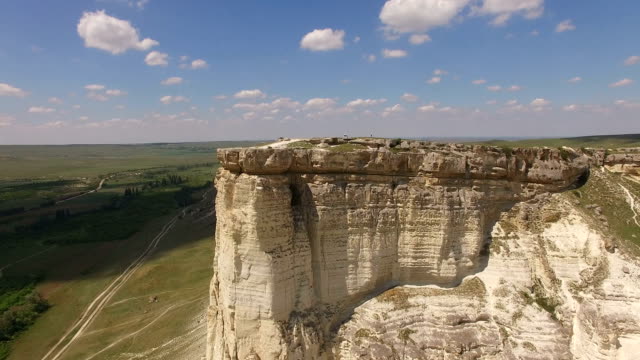 Luftaufnahmen-von-Naturlandschaft-mit-Blick-auf-den-weißen-Felsen-Berg-auf-der-Krim.