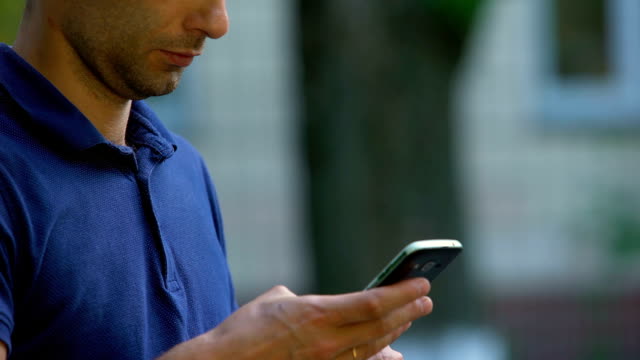 Hombre-usando-smartphone-aplicación-al-aire-libre,-las-redes-sociales,-navegar-por-internet