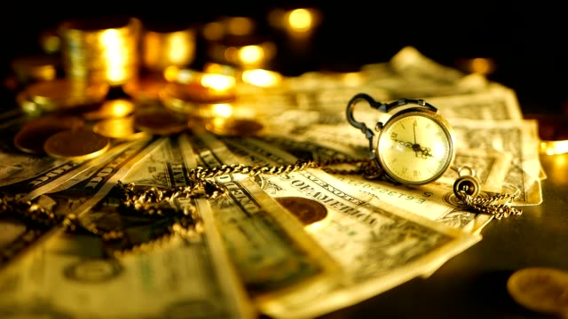 Effizienz-des-Managements.-Stapel-von-Goldmünzen-Dollarnoten-auf-schwarzem-Hintergrund.-Erfolg-der-Finance-Geschäft,-Investition