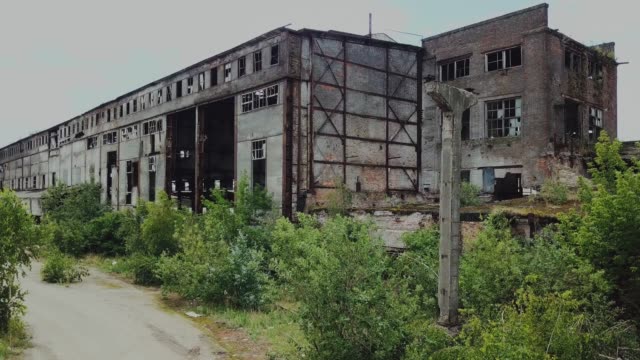 Zerstörten-Fabrik-nach-der-Bombardierung-der-Stadt